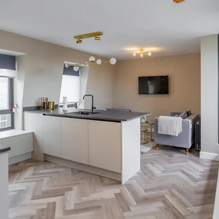 Treehouse, Modern Luxury Townhouse In Vakantiehuis